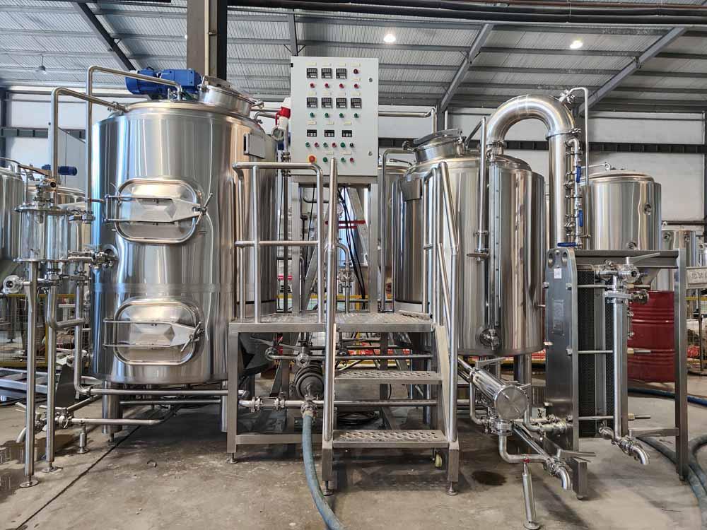 https://www.microbrewerysystem.com/uploads/Brewery%20Images/Brewery%20equipment/2023021601/Combined%203%20Vessel%20Brewhouse.jpg